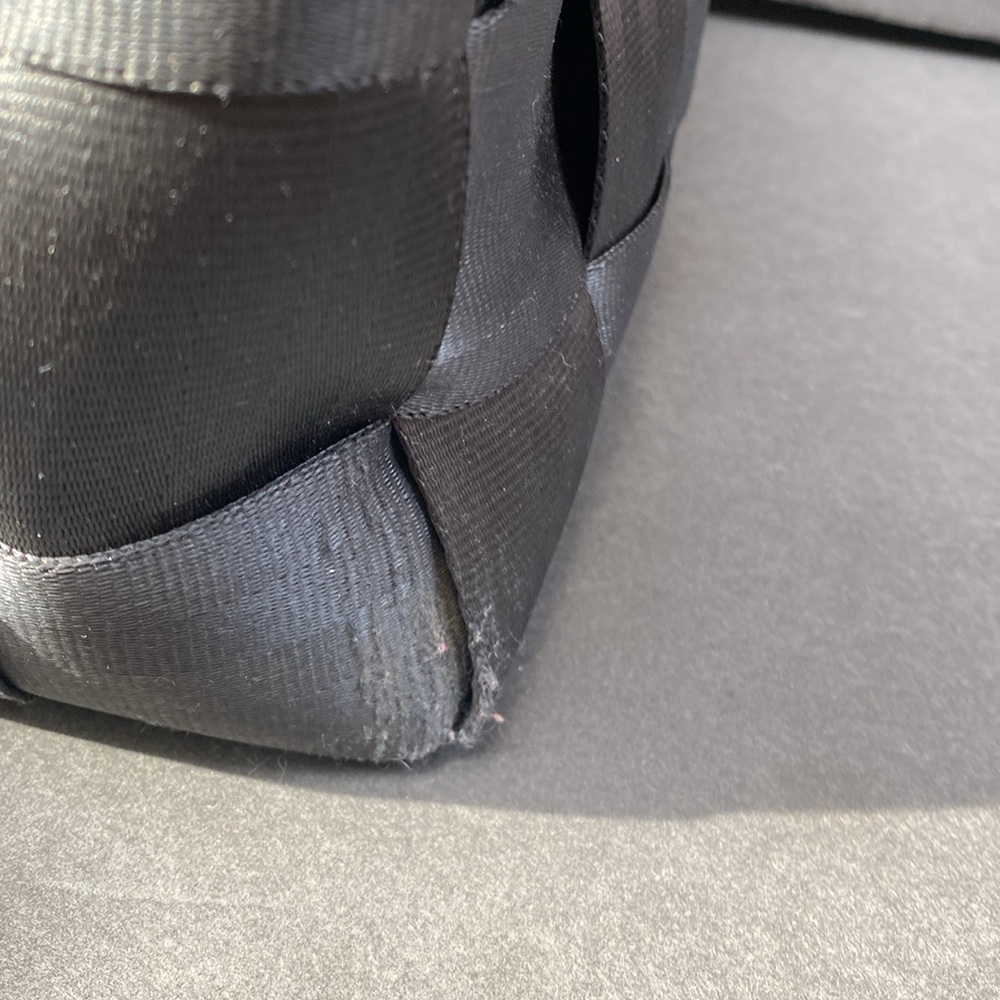 Harvey seatbelt purse Preloved - Picture 8 of 11